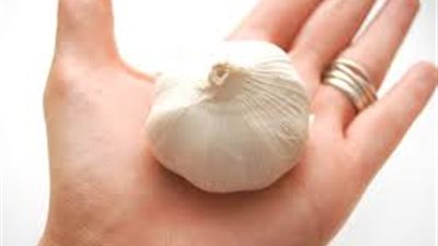 طرق بسيطة للتخلص من رائحة الثوم والبصل من اليدين (فيديو)