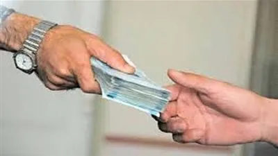 حكم إعطاء الزكاة للأخ الذي عليه ديون.. الإفتاء توضح!