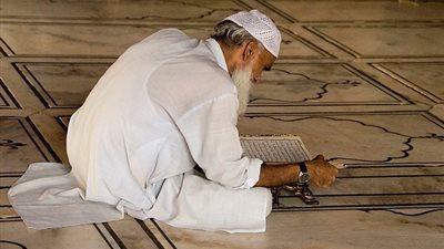 حكم عدم ذهاب كبار السن لتأدية صلاة الجمعة في المسجد (فيديو)