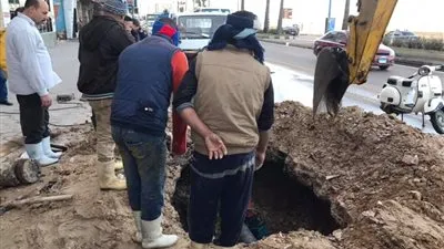 هبوط أرضي بالإسكندرية بعد كسر ماسورة مياه (صور)