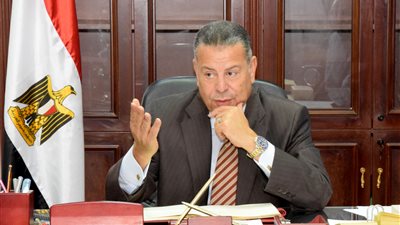 محافظ بني سويف: توفير رعاية طبية وإعانة مالية لأسرة شاب وشقيقته يعانيان من الشلل