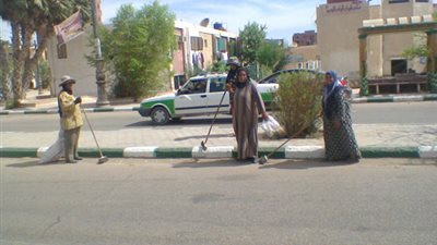 محافظ الوادي الجديد يمنع السيدات العملات بالنظافة من العمل بالشوارع والميادين