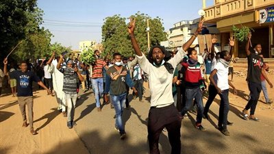 السودان.. قوش يطلق سراح 186 محتجا بعد إجراء حوار معهم داخل المعتقل