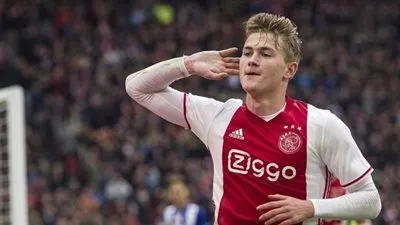 هدف برشلونة.. أهم أرقام دي ليخت مدافع أياكس أمستردام؟