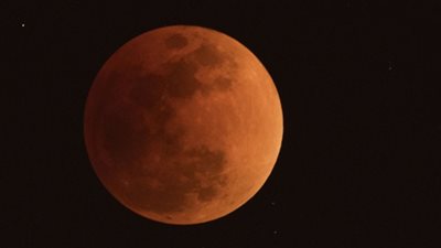 حكايات اليوم.. خسوف كلي للقمر.. ورحيل مدعي النبوة