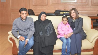 وزيرة الهجرة تستقبل أسرة 