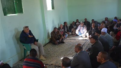 محافظ الوادي الجديد يوجه بمنح حوافز مجزية للأطباء للعمل بقرى الأربعين