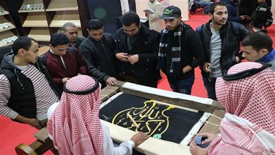 حياكة كسوة الكعبة المشرفة تبهر زوار الجناح السعودي في معرض الكتاب
