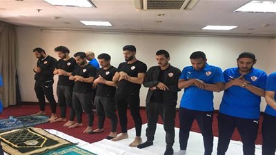 بعثة الزمالك تؤدي صلاة الجمعة في فندق الإقامة بكينيا