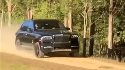 شاهد.. رولز رويس كولينان تستعرض قوتها في فيديو بري