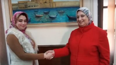 فنانة تشكيلية تهدي لوحة فنية عن 