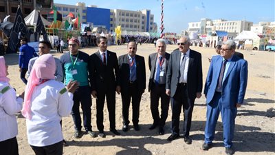 رئيس جامعة المنصورة يتفقد الفرق الطلابية في أسبوع شباب الجامعات بكفرالشيخ