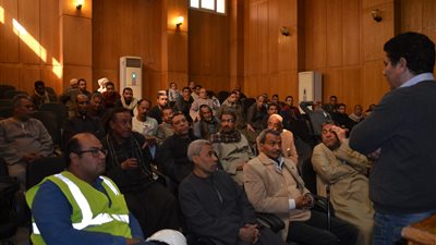 تدريب أصحاب البازارات السياحية بجنوب الأقصر على مهارة التعامل مع السياح (صور)