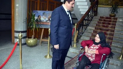 محافظ القليوبية يسلم كرسي متحرك لطالبة تعاني من ضمور بالعضلات (صور)