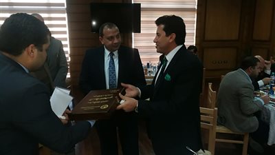 رئيس جامعة بني سويف يدعو وزير الشباب والرياضة لحضور البطولة العربية للمبارزين (صور)