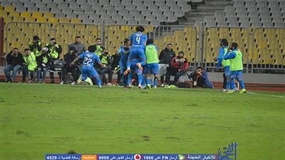 الزمالك يتبادل الفانلات للهروب من 