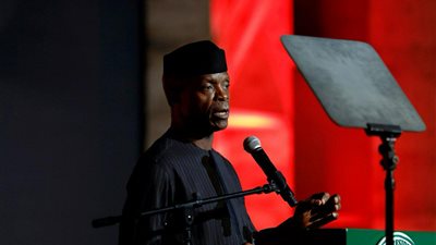  نائب رئيس نيجيريا ينجو بعد تحطم مروحية قبل أسبوعين من الانتخابات