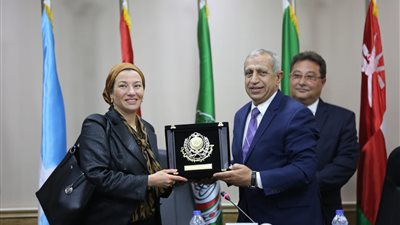 وزيرة البيئة تبحث في الأكاديمية البحرية تدريب الطلاب ودعم مشروعات التخرج 