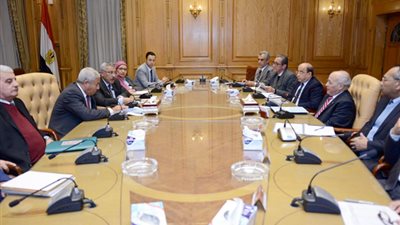 وزير الإنتاج الحربي ومحافظ أسوان يبحثان أخر مستجدات مشروعات التعاون المشترك