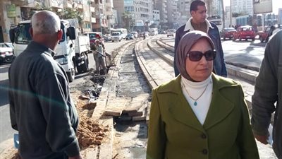  رئيس حي الجمرك تتفقد العمل بخط ترام المدينة