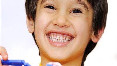 دراسة تكشف ضرر معجون الأسنان على الأطفال