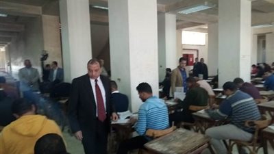 رئيس جامعة بني سويف يتفقد امتحانات برامج التعليم المفتوح والمدمج بكلية التجارة 