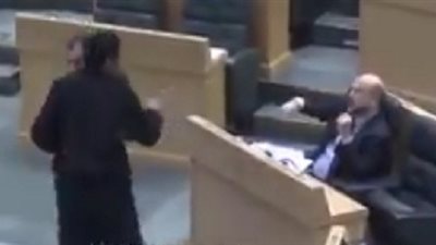 شاب يقفز من شرفة مجلس النواب ويتجه إلى رئيس الوزراء (فيديو)