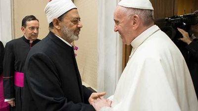 عاجل.. بابا الفاتيكان يصل إلى أبو ظبي في مستهل زيارته مع شيخ الأزهر