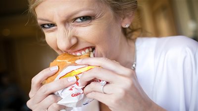 6 أطعمة ابتعدي عنها لتتجنبي انتفاخ بطنكِ في يوم زفافكِ