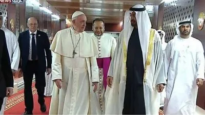 طائرة البابا فرنسيس تحط في مطار أبوظبي الدولي