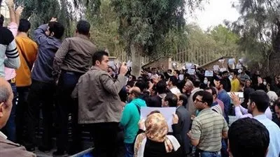 احتجاج عمال مصنع 