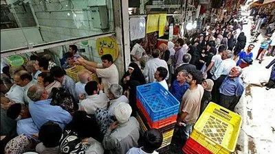 الشعب الإيراني لا يستطيع شراء الدجاج بسبب ارتفاع أسعارها