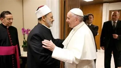 شيخ الأزهر وبابا الفاتيكان يوقعان وثيقة 