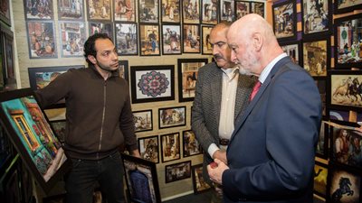 السفير الإسباني بالقاهرة يزور معرض 