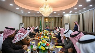 أمير الجوف يلتقي أعضاء المجلس المحلي والبلدي في صوير وزلوم