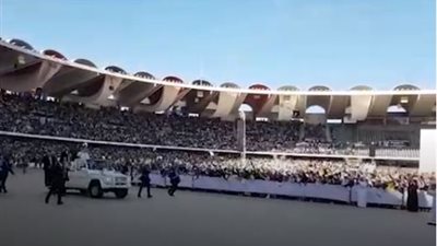 لحظة إنسانية من البابا فرنسيس في القداس البابوي التاريخي بالإمارات