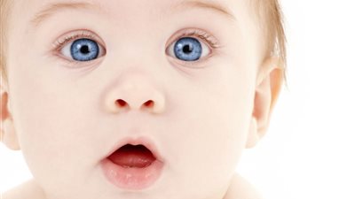 تعرفي على مراحل تطور عيون طفلك خلال عامة الأول 