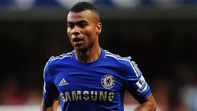 أشلي كول يكشف عن اللاعب الأصعب بين ميسي ورونالدو