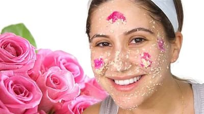 تعرفي على وصفات ماء الورد لتفتيح لون البشرة