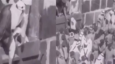الملك فيصل ينزل من باب الكعبة بعد غسلها (فيديو)