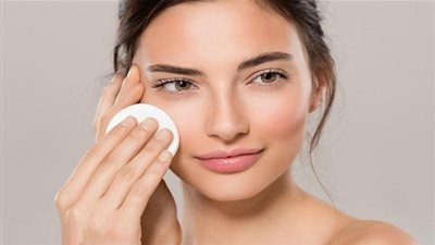 إليك أفضل روتين لتنظيف البشرة الدهنية من الشوائب