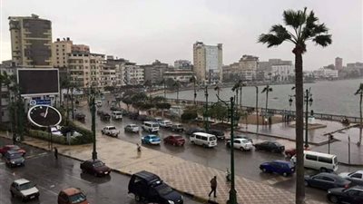 أمطار غزيرة تغرق شوارع دمياط وتوقف حركة الصيد (صور) 