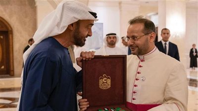 الشيخ خليفة يمنح السكرتير الشخصي للبابا وسام زايد الثاني