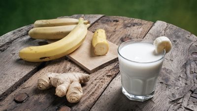 لحرق الدهون.. طريقة عمل مشروب الموز والزنجبيل