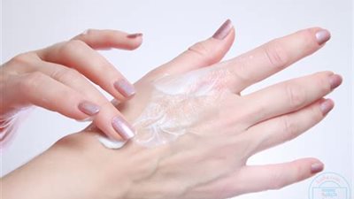 ماسك طبيعي لترطيب اليدين.. اصنعيه في المنزل (فيديو)