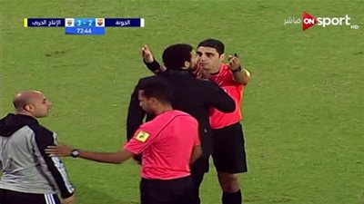 طرد حسام غالي مدير الكرة لفريق الجونة أمام الإنتاج الحربي للاعتراض على الحكم (فيديو)