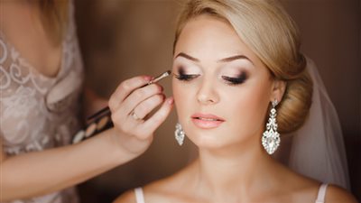 لإطلالة ساحرة.. مكياج عروس مذهل لحفلات زفاف يوم عيد الحب 2019
