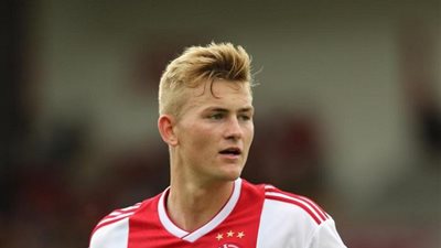 برشلونة يصدم دي ليخت