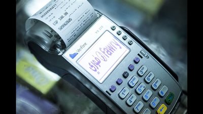 مُسن يتجول في شوارع الإسكندرية بماكينة دفع إلكتروني لزيادة دخله: 