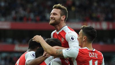أرسنال يعتزم الإطاحة بمدافعه في الصيف